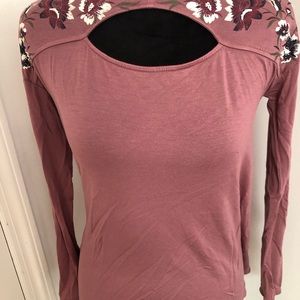 Women’s Maurices size small top with floral shoulder trim